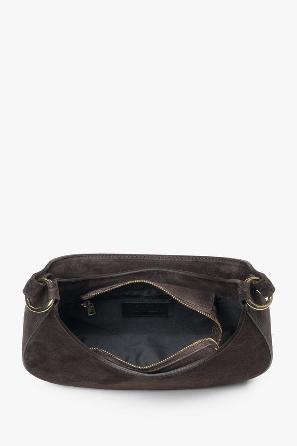 Thoughtfully designed interior with one compartment and an additional pocket, perfect for keeping essentials organized.