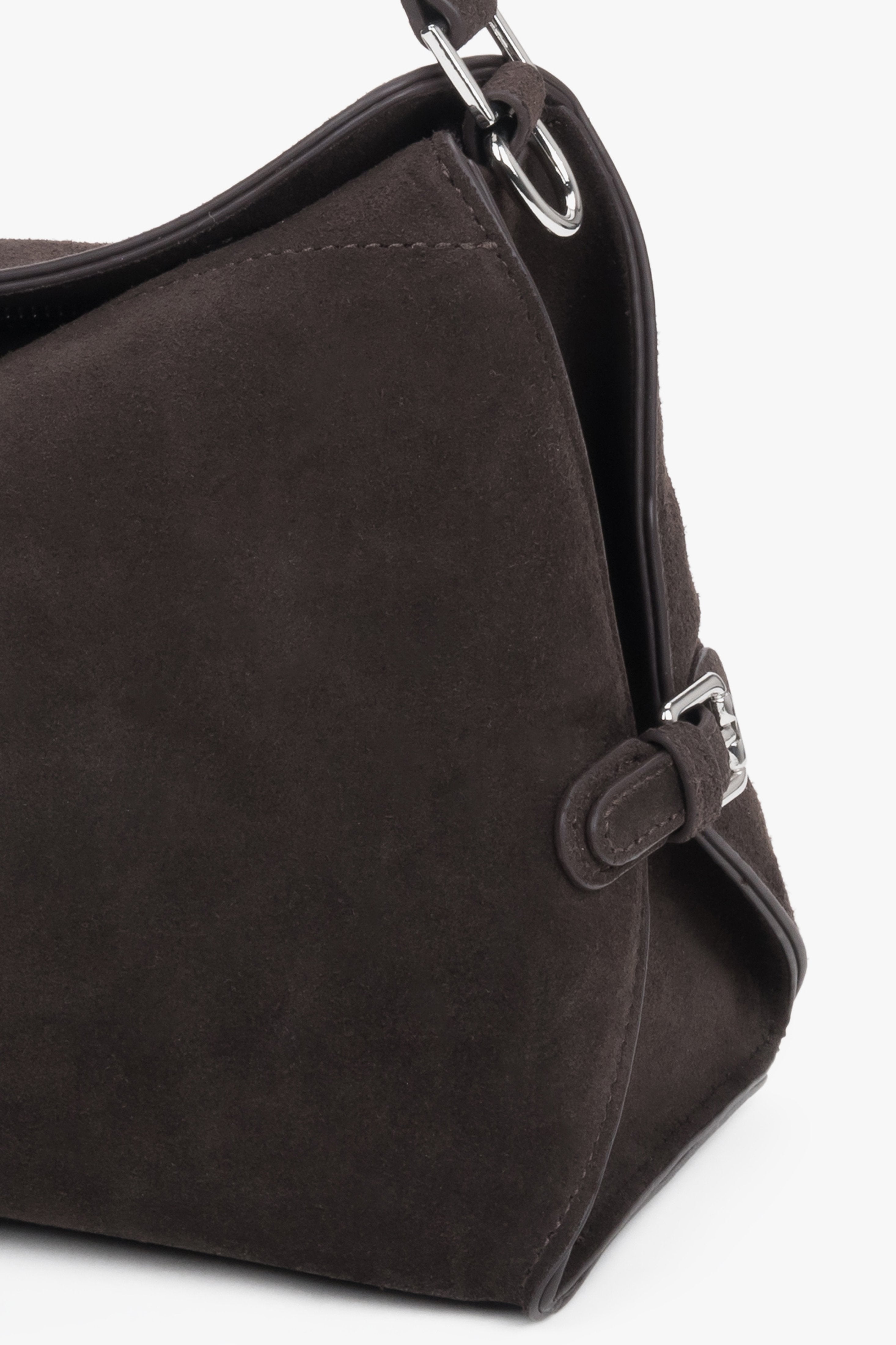 Women’s dark brown Estro shoulder bag made of genuine velour – details.