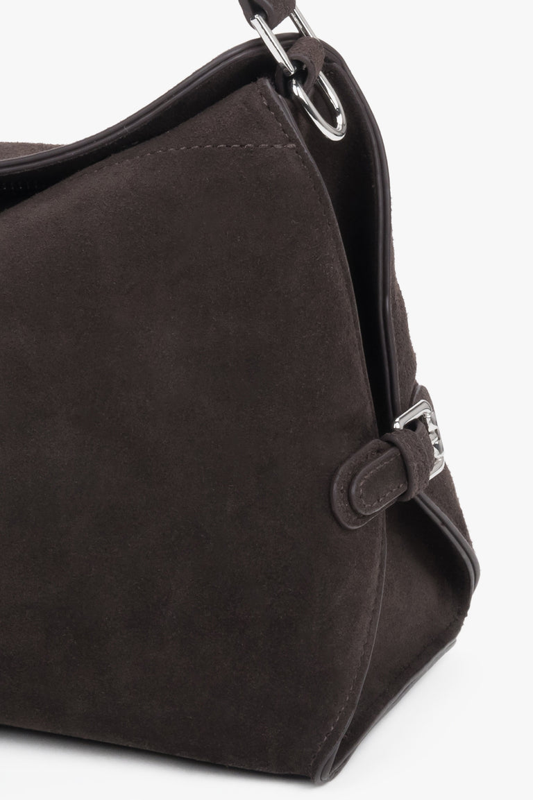 Women’s dark brown Estro shoulder bag made of genuine velour – details.