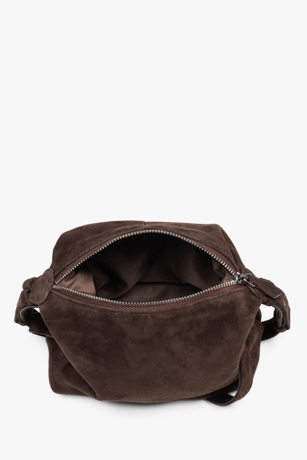 Wide-open zipper closure showcasing a spacious main compartment with a color-matched lining and functional internal pockets - dark brown colour.