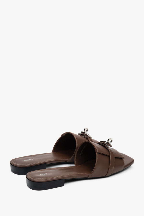 Comfortable dark brown Estro women's slide sandals, decorated with a delicate silver embellishment, ensuring freedom of movement thanks to the flat sole.