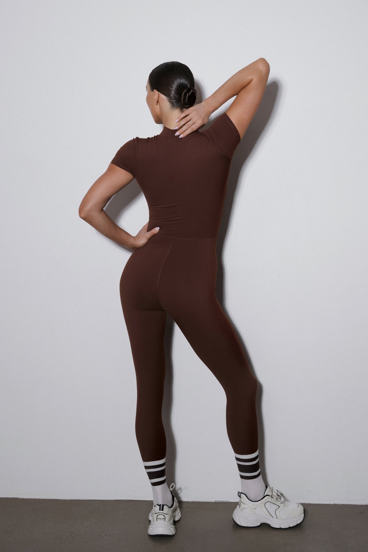 Women's dark brown sporty jumpsuit Estro, slim fit, with short sleeves.