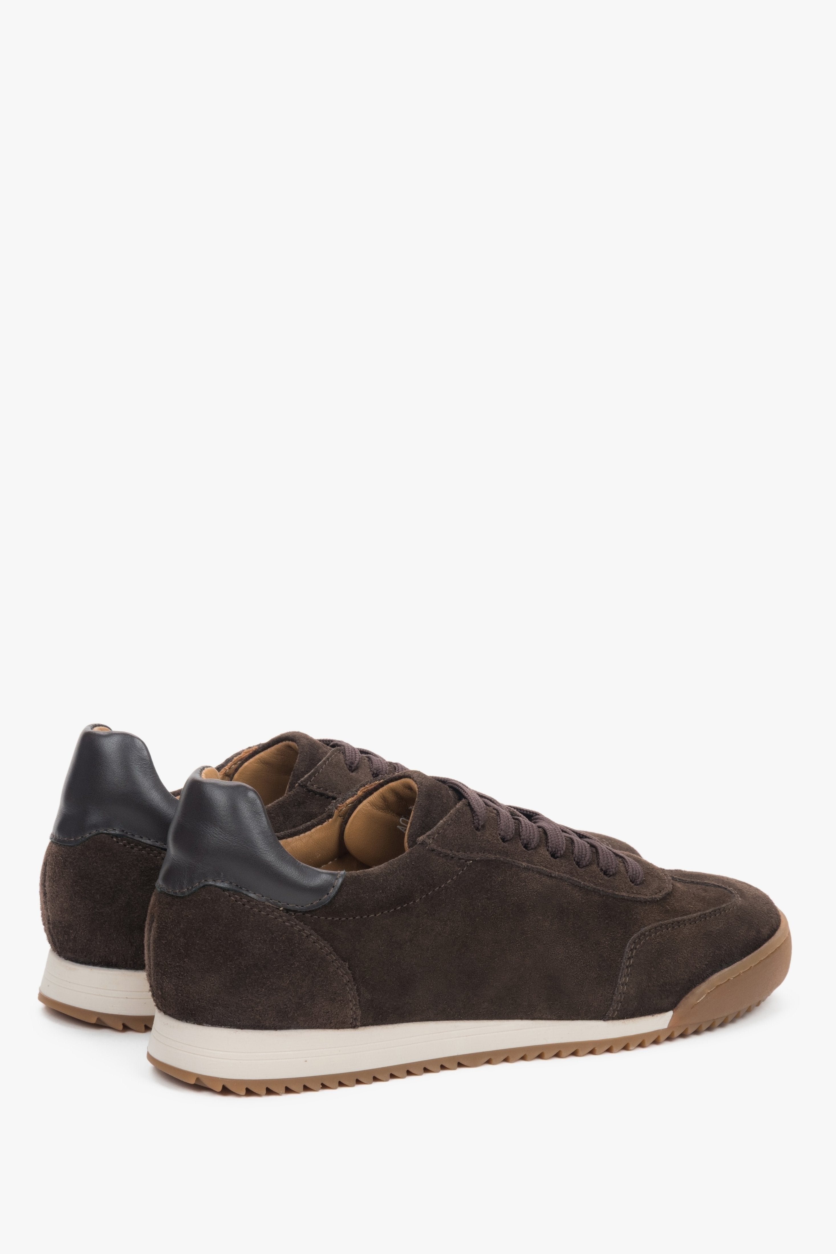With a flexible sole, dark brown women’s sneakers in premium Italian natural velour by Estro.