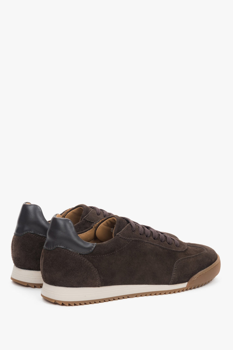 With a flexible sole, dark brown women’s sneakers in premium Italian natural velour by Estro.