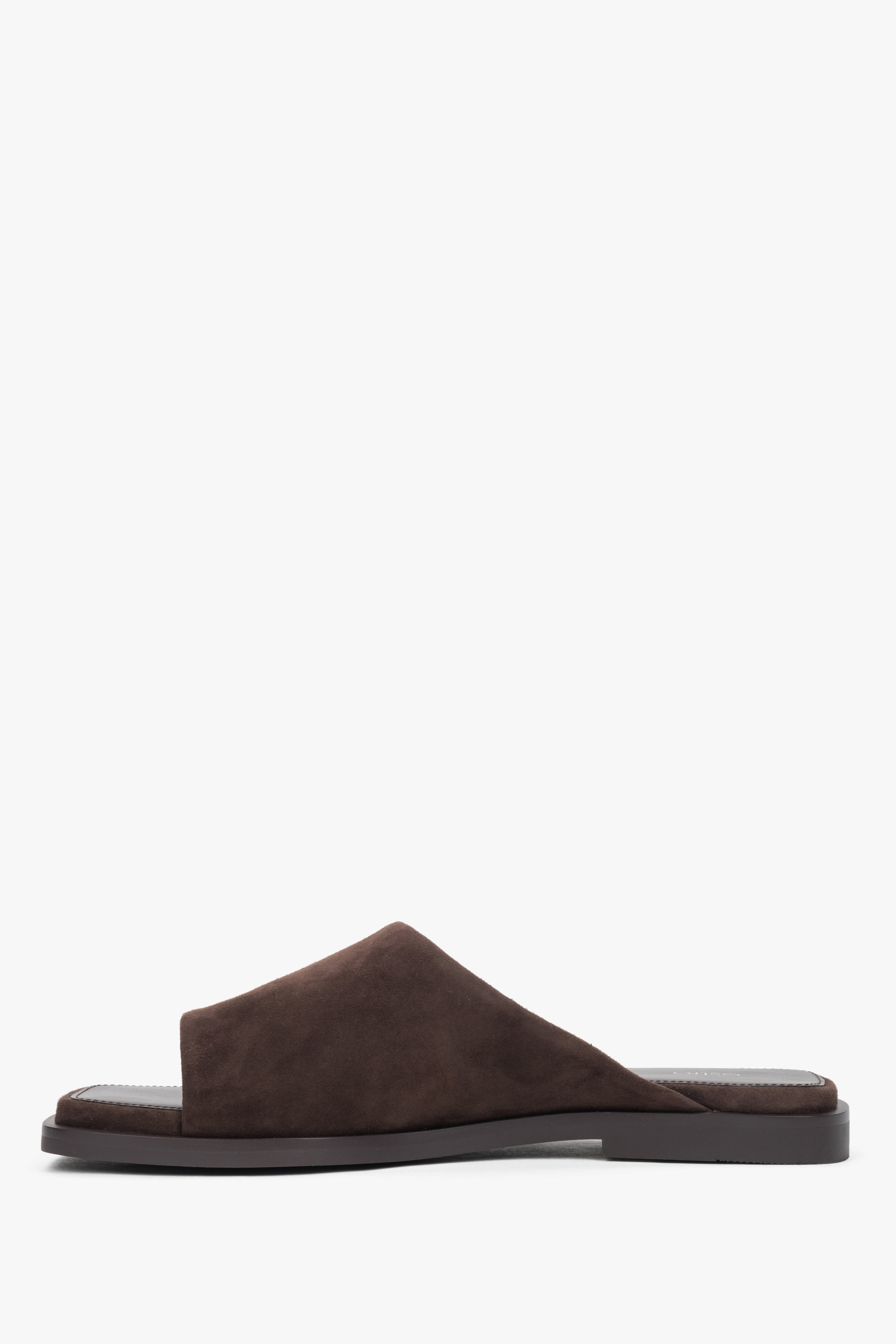 Women’s flat slip-on slides with soft leather lining for all-day summer comfort.
