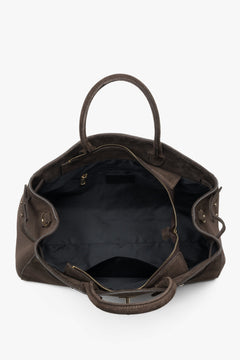 Spacious interior with one main compartment and two practical pockets, perfect for everyday essentials.