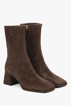 Dark brown women’s ankle boots in natural velour with a stable square heel.