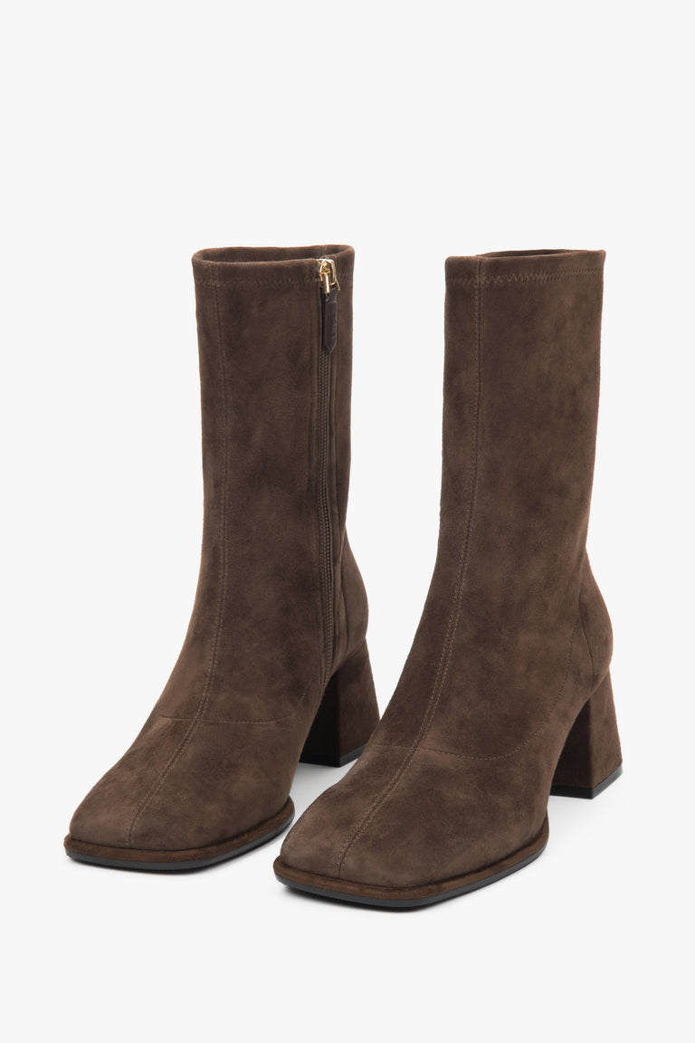 Estro women’s ankle boots, dark brown, in natural velour with a stable square heel.