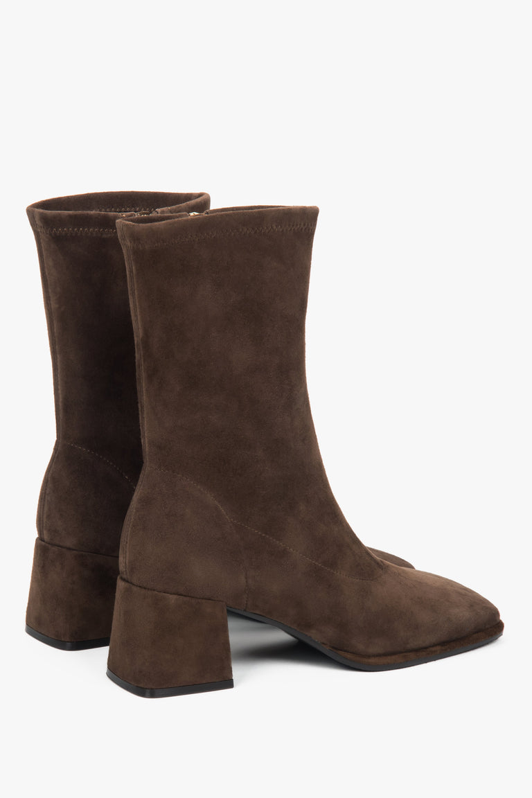 On a stable square heel, dark brown women’s ankle boots in natural velour Estro.
