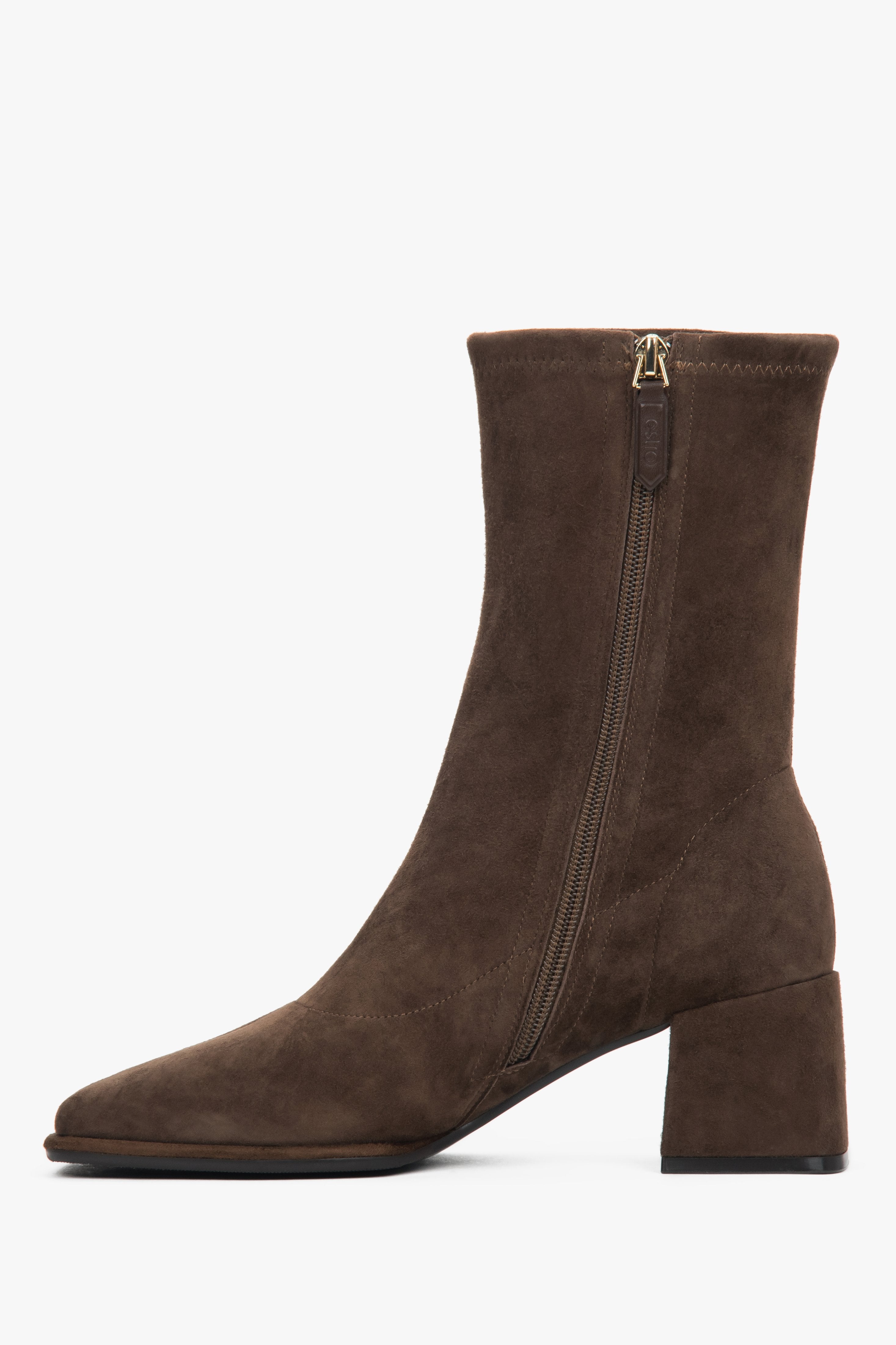 In natural velour, dark brown women’s ankle boots with a stable square heel Estro.