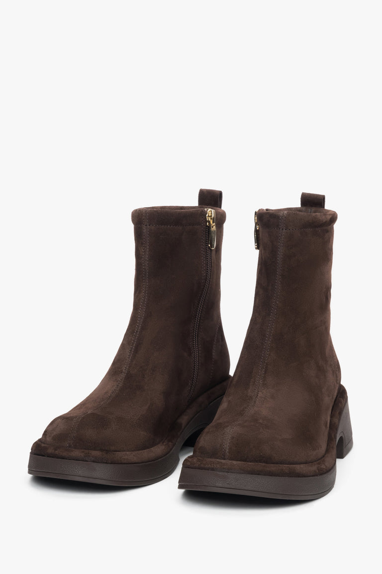Women's dark brown ankle boots made of genuine velour with a functional heel, Estro ER00118228.