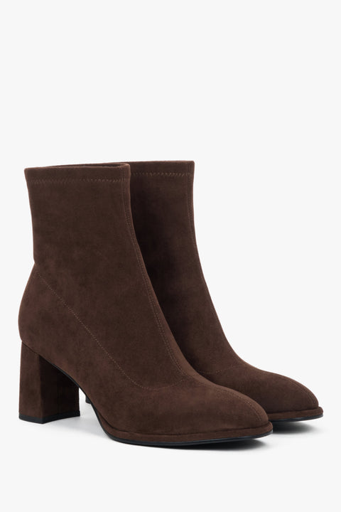 Estro women’s ankle boots, dark brown, on a stable block heel, made of genuine velour.