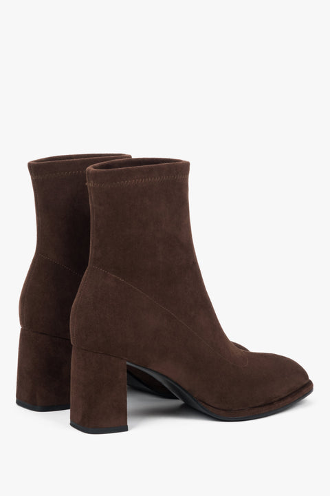 On a stable block heel, dark brown women’s ankle boots made of genuine velour, Estro.