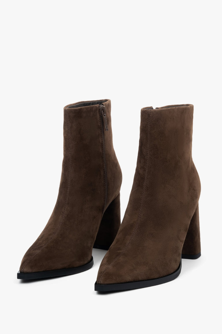 Women’s dark brown ankle boots with block heel made of genuine velour Estro.