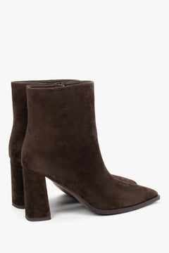 With a block heel, dark brown women’s ankle boots made of genuine velour Estro.