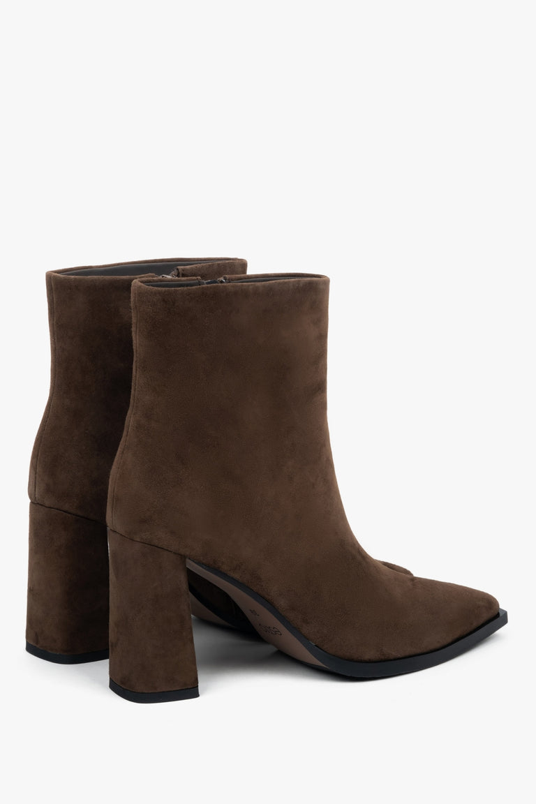 With a block heel, dark brown women’s ankle boots made of genuine velour Estro.
