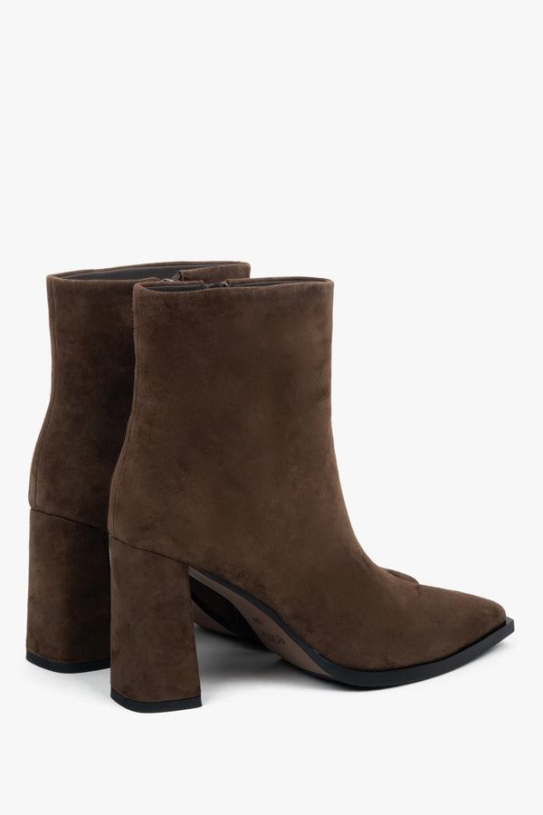 With a block heel, dark brown women’s ankle boots made of genuine velour Estro.