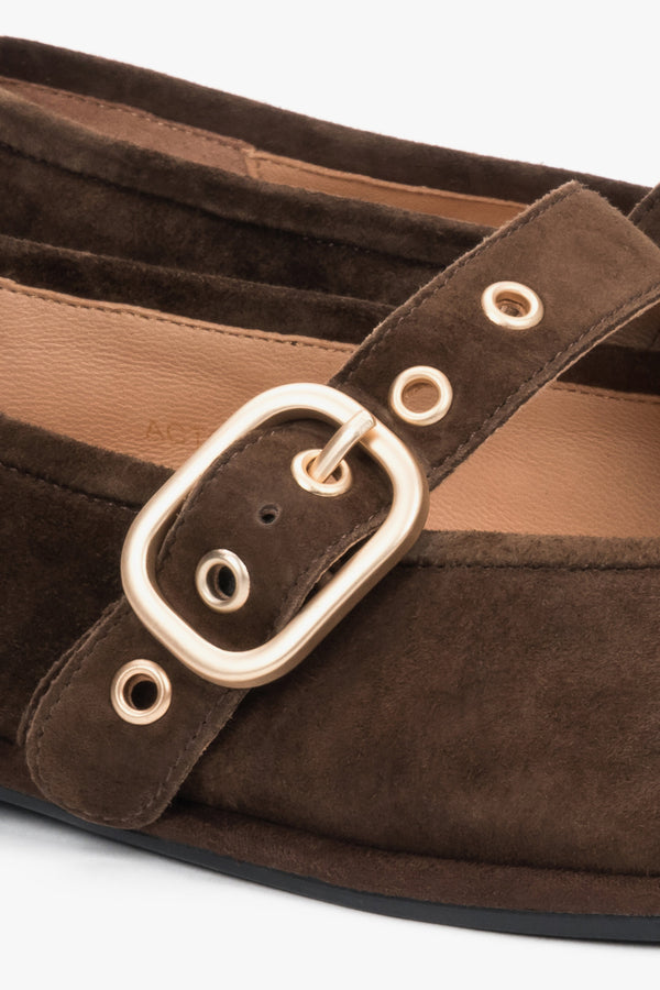 Made of natural velour, women's dark brown ballerinas with a gold buckle Estro.