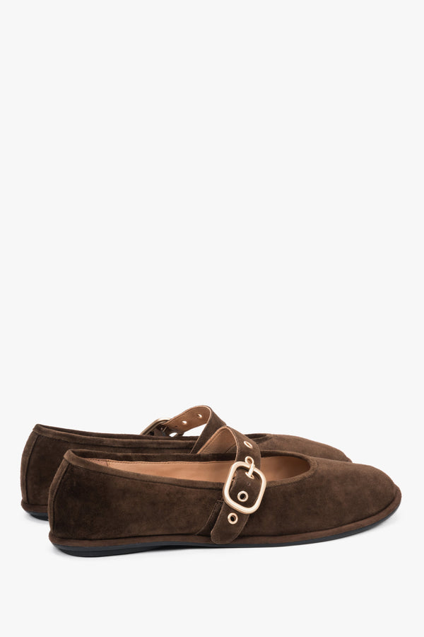 Women's dark brown velour ballerinas Estro, with a gold buckle.