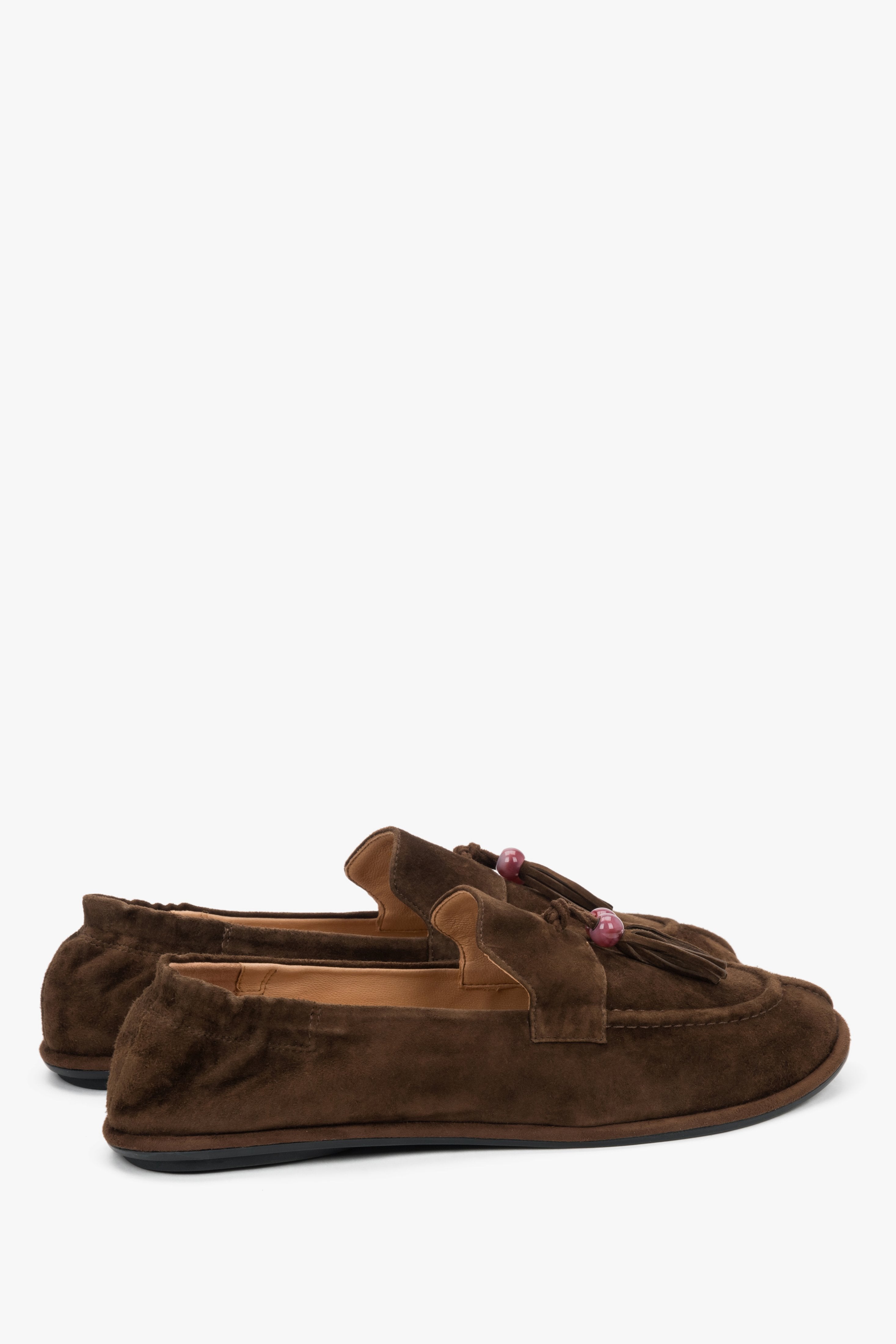 The back of the shoe showing the precise finish of the heel counter, the low-profile instep design, and the noble texture of premium natural velour.