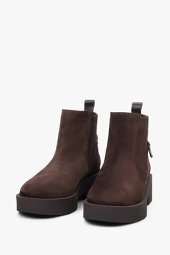 Women's dark brown Chelsea boots on a chunky sole made of genuine velour, Estro ER00118241.