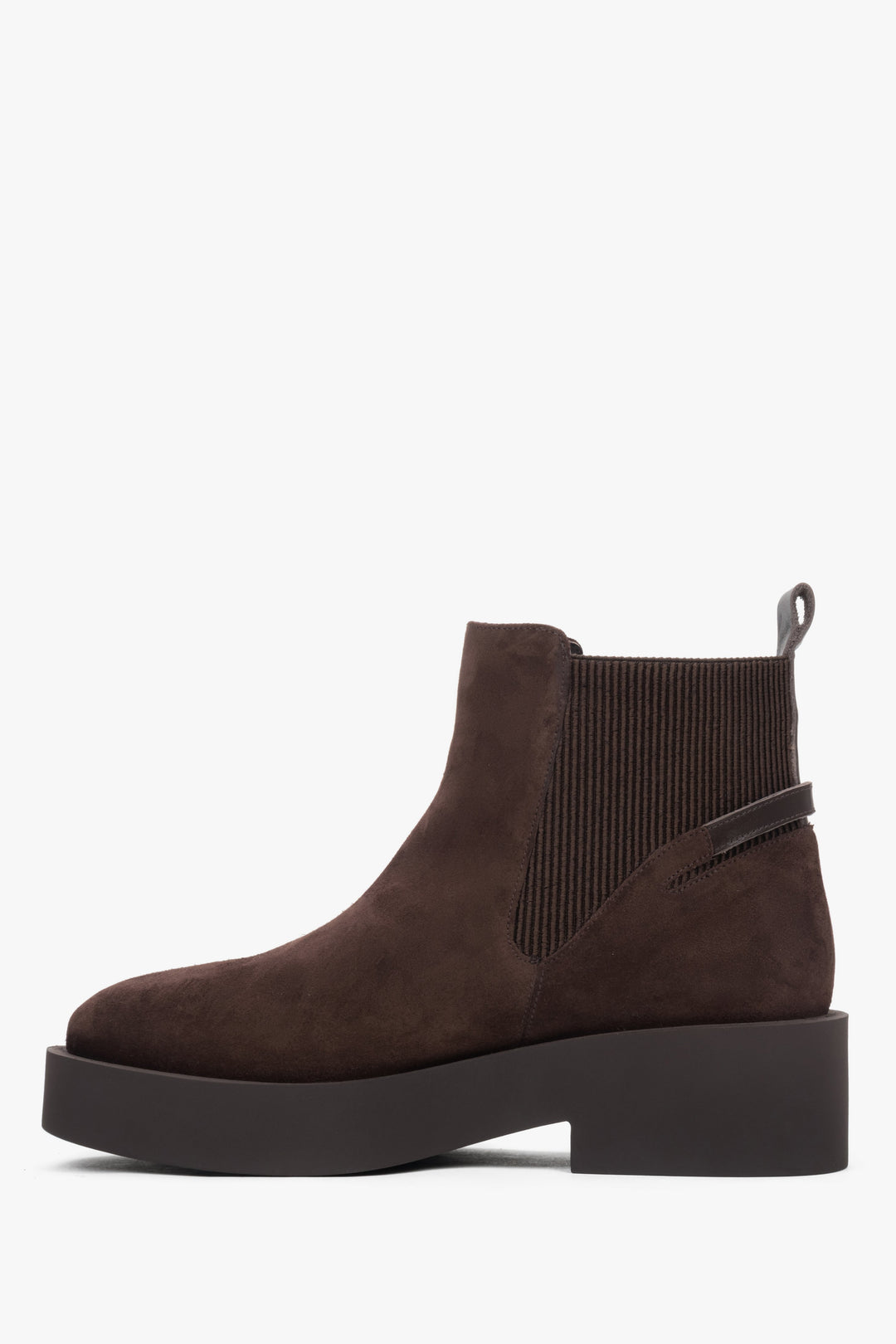 On a chunky sole, women's dark brown Chelsea boots made of genuine velour, Estro ER00118241.