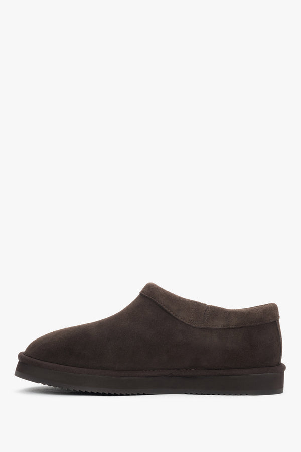 Women's dark brown velour clogs on a flexible platform with fur lining Estro - side view.