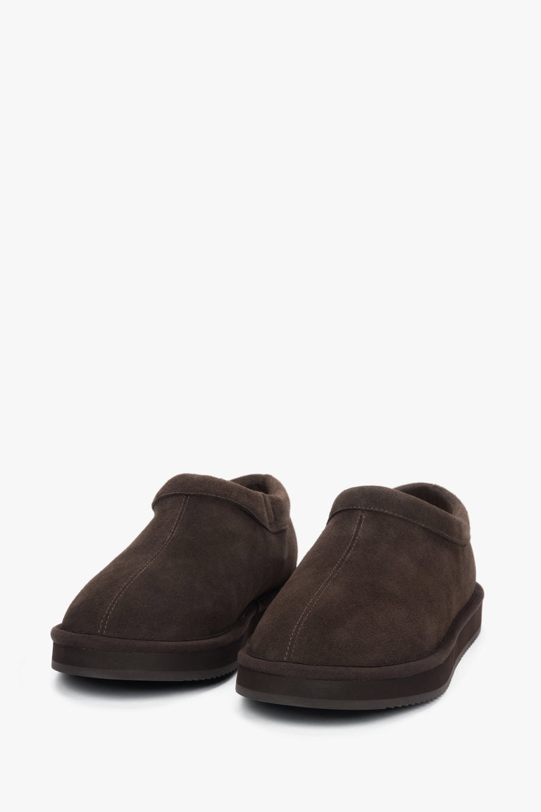 Women's dark brown velour clogs with fur lining on a flexible platform Estro - perfect for winter.