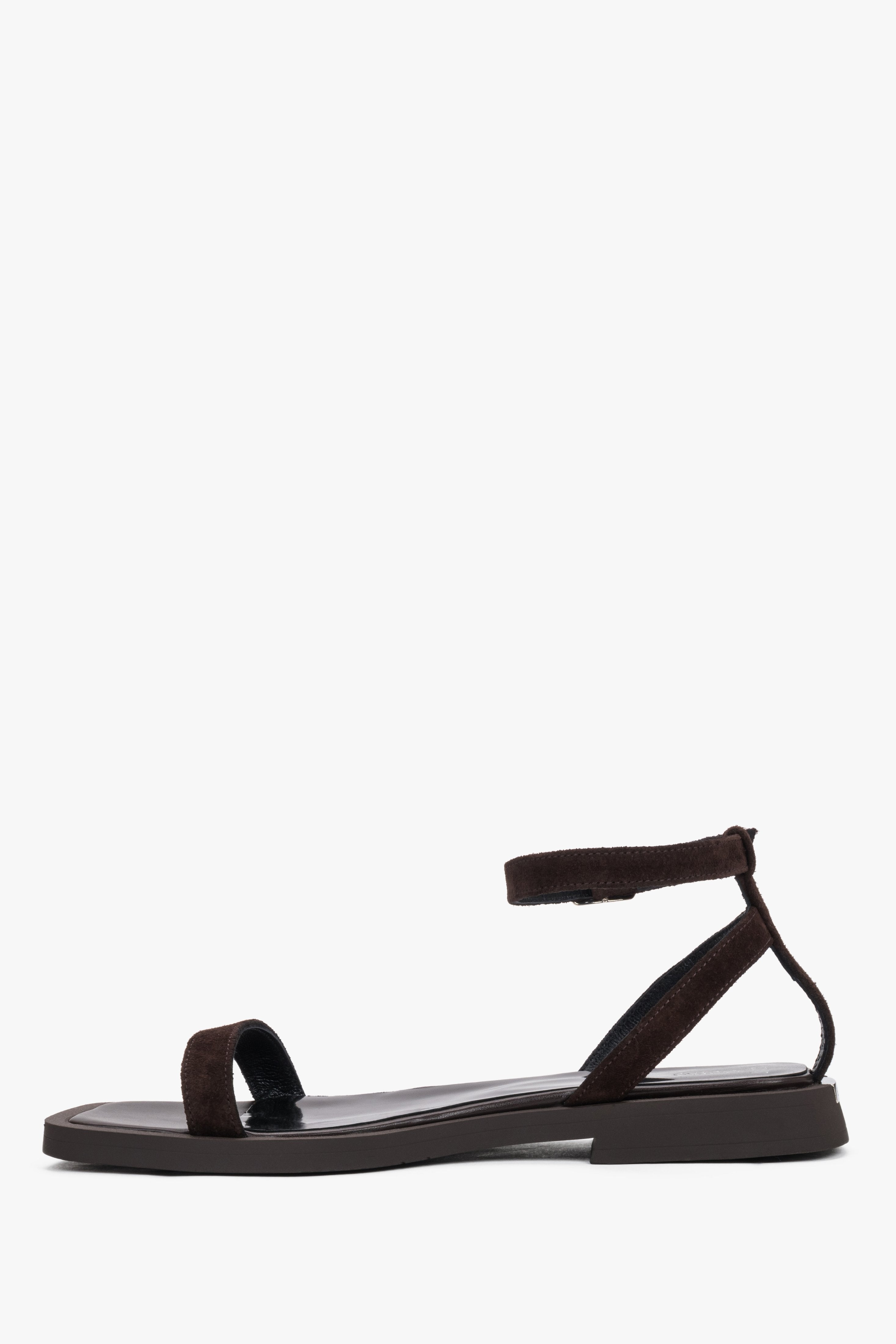 Women’s dark brown velour sandals with flexible TR sole and buckle fastening.