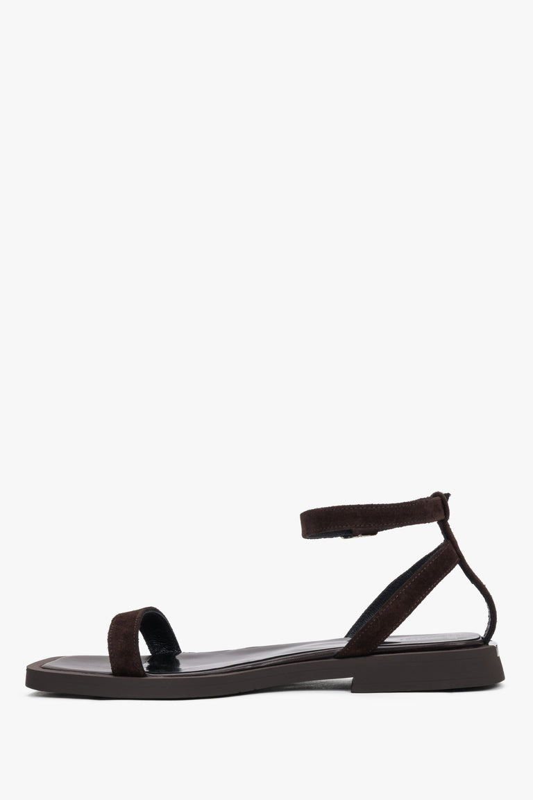 Women’s dark brown velour sandals with flexible TR sole and buckle fastening.