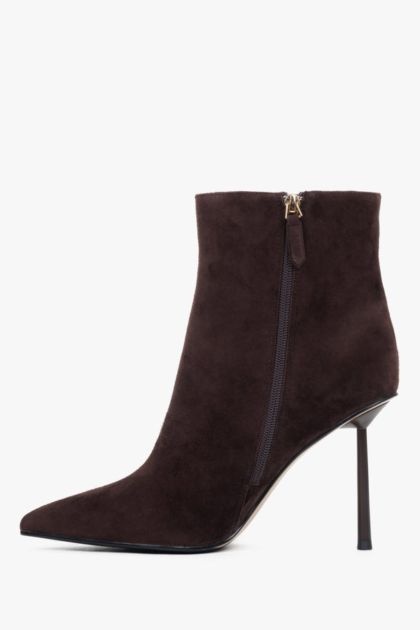 Estro women’s ankle boots, dark brown, in natural velour with a high heel.