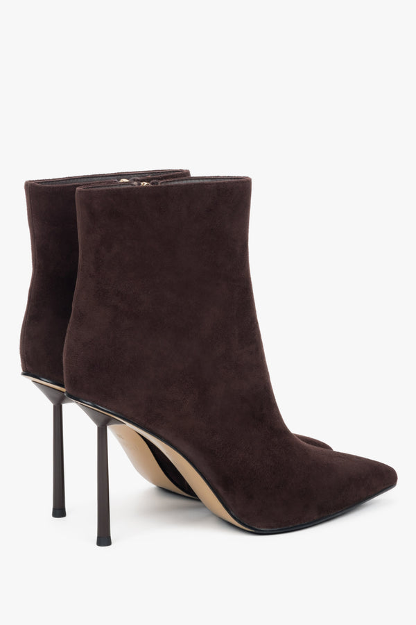 On a high heel, dark brown women’s ankle boots in natural velour Estro.