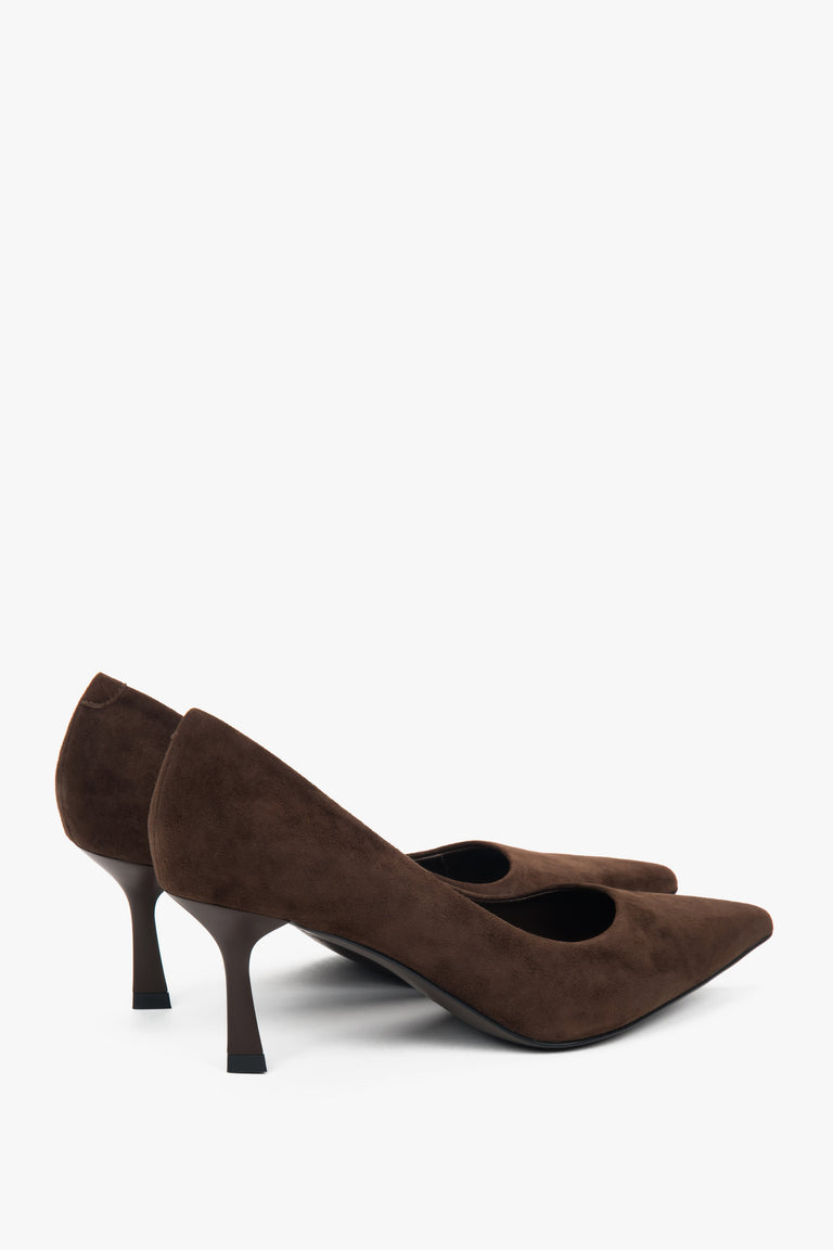 Side profile of women's dark brown velour pumps with 6.5 cm heel