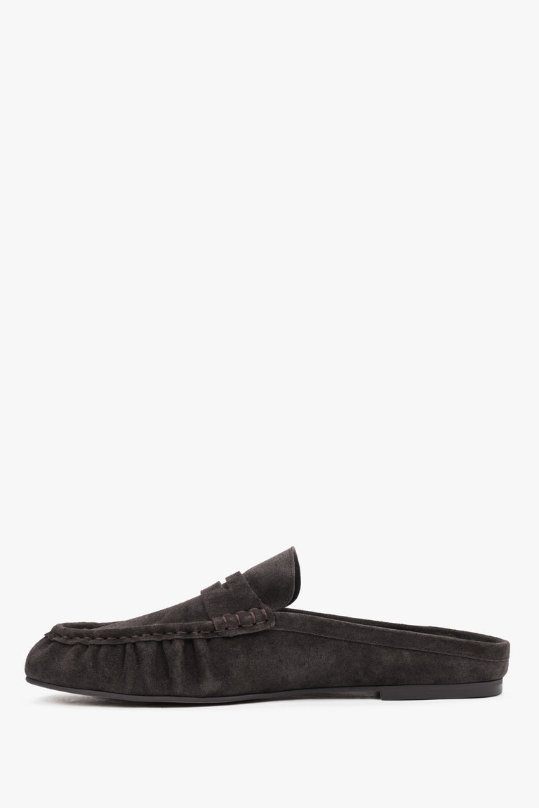 Elegant slip-on women's mules with a low, stable sole and a luxurious finish.