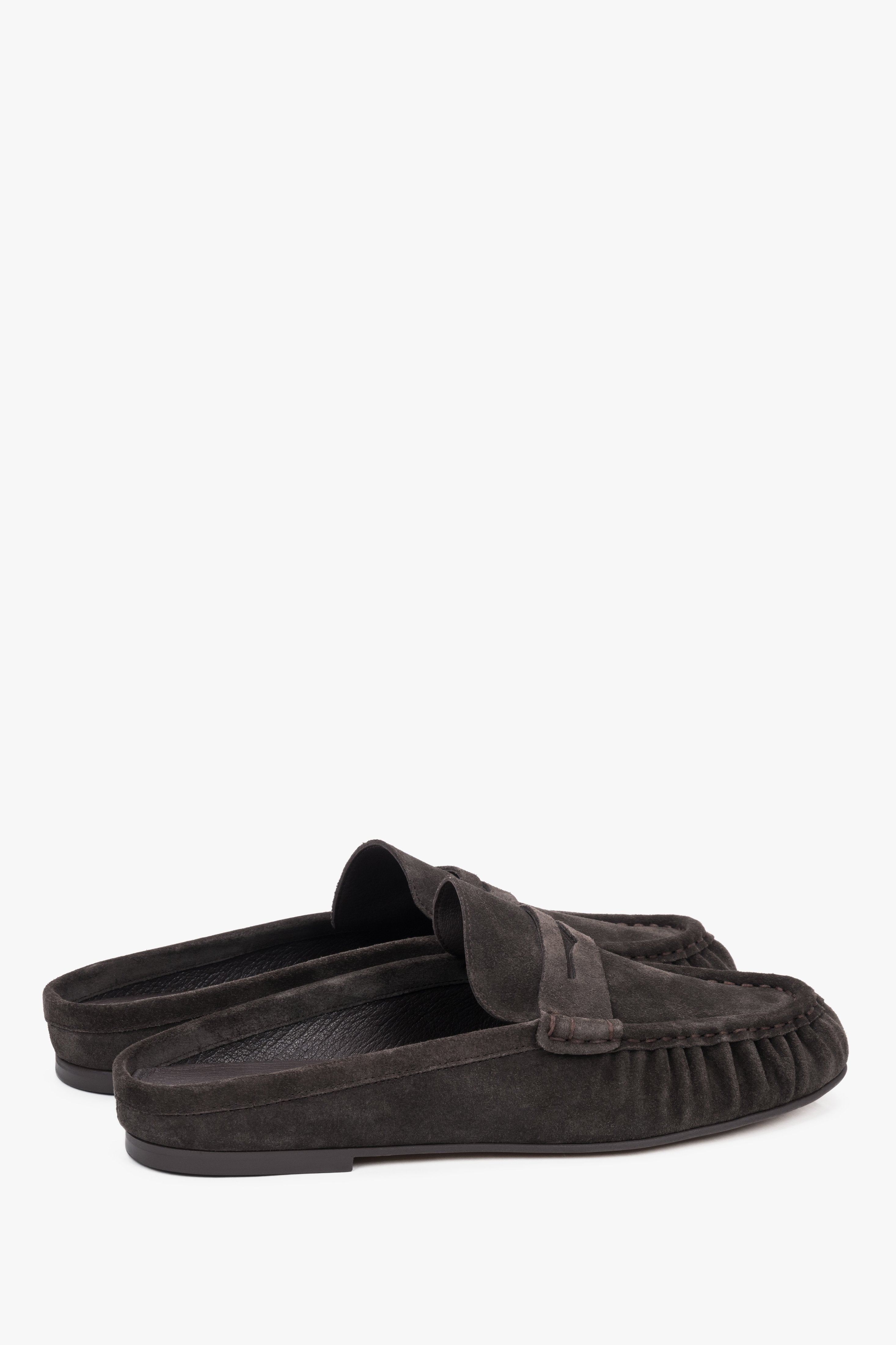 The shoe’s underside features a sleek, smooth tunit outsole, valued for its abrasion resistance and finished with a discreet embossed brand logo.