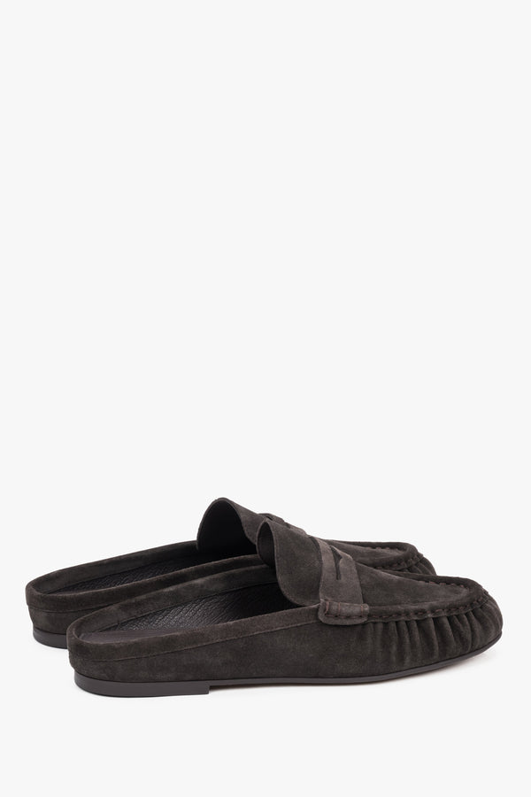 The shoe’s underside features a sleek, smooth tunit outsole, valued for its abrasion resistance and finished with a discreet embossed brand logo.