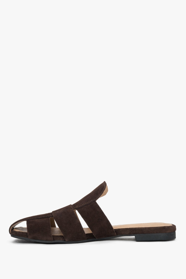 Side view of the women's slip-on mules, highlighting the flat, flexible TPU sole and the subtly contoured arch support.