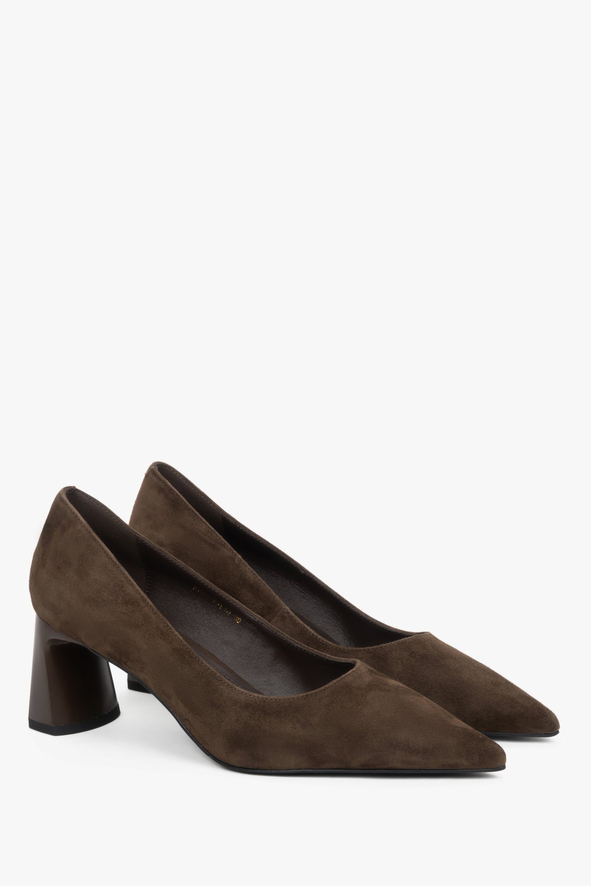 Women’s dark brown shoes on a stable block heel made of natural velour with a pointed toe, Estro.