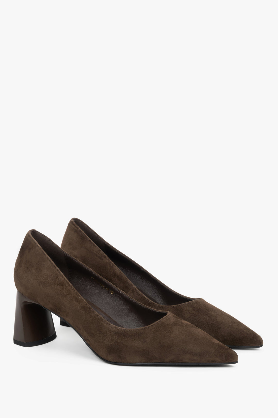 Women’s dark brown shoes on a stable block heel made of natural velour with a pointed toe, Estro.