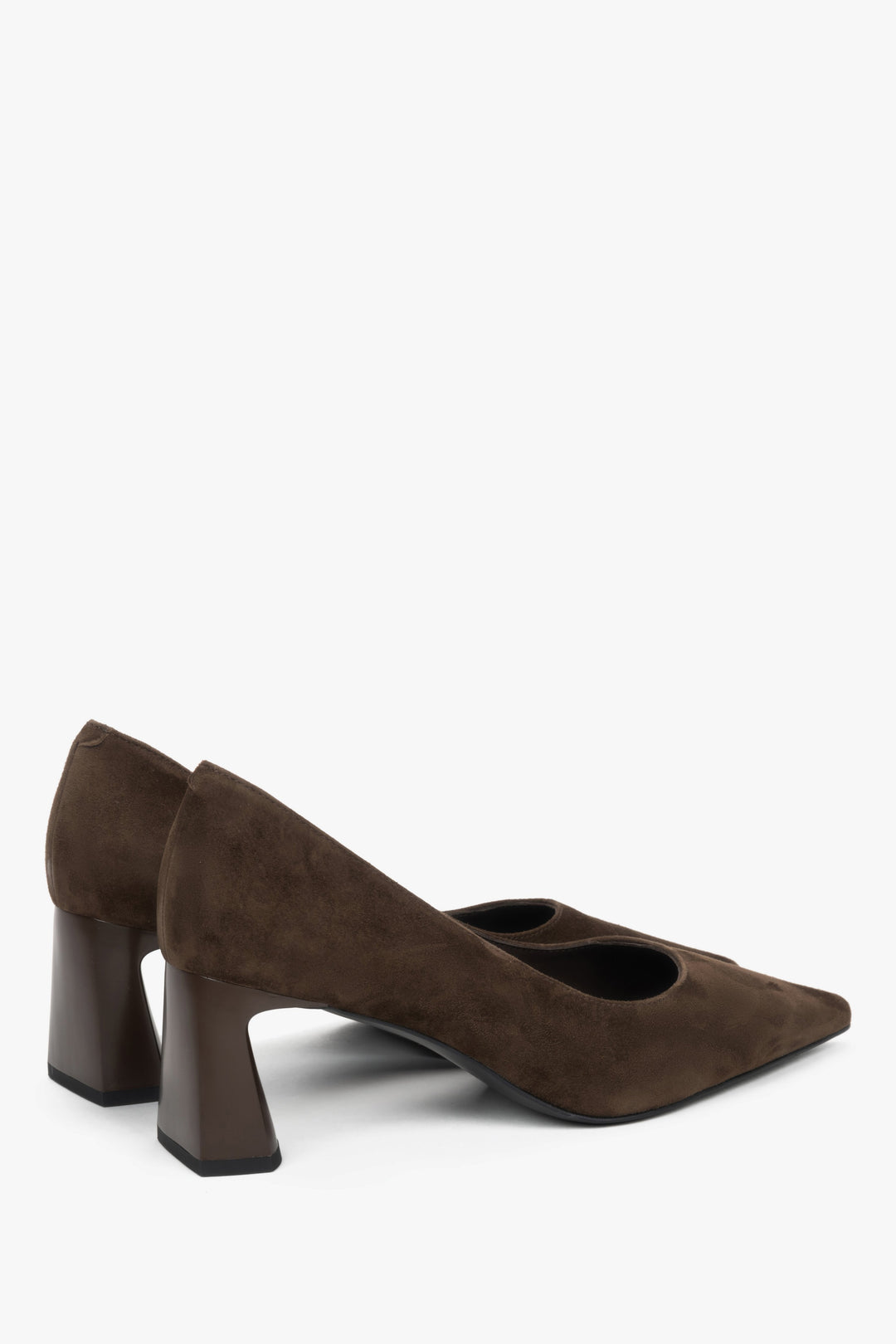 Dark brown women’s shoes by Estro on a stable block heel, made of natural velour with a pointed toe.