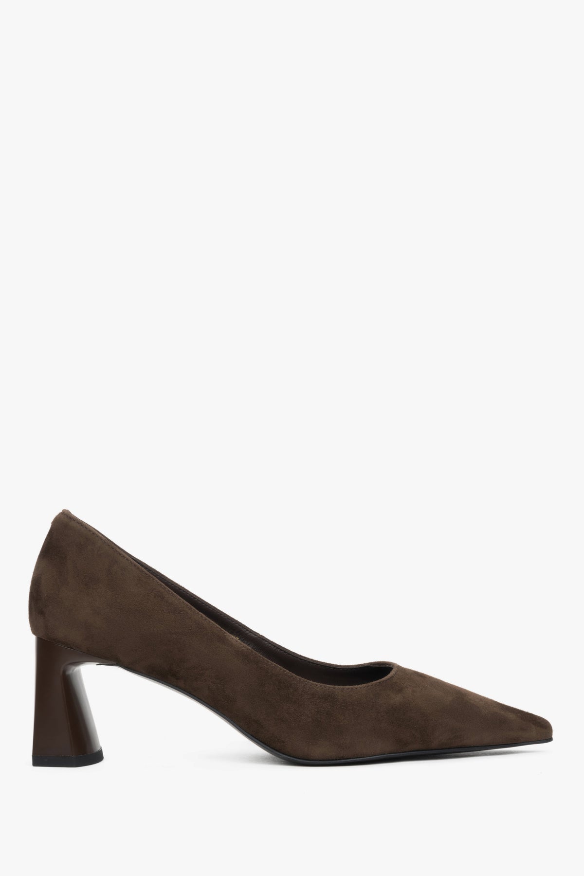 Women’s dark brown shoes on a stable block heel made of natural velour with a pointed toe, Estro.