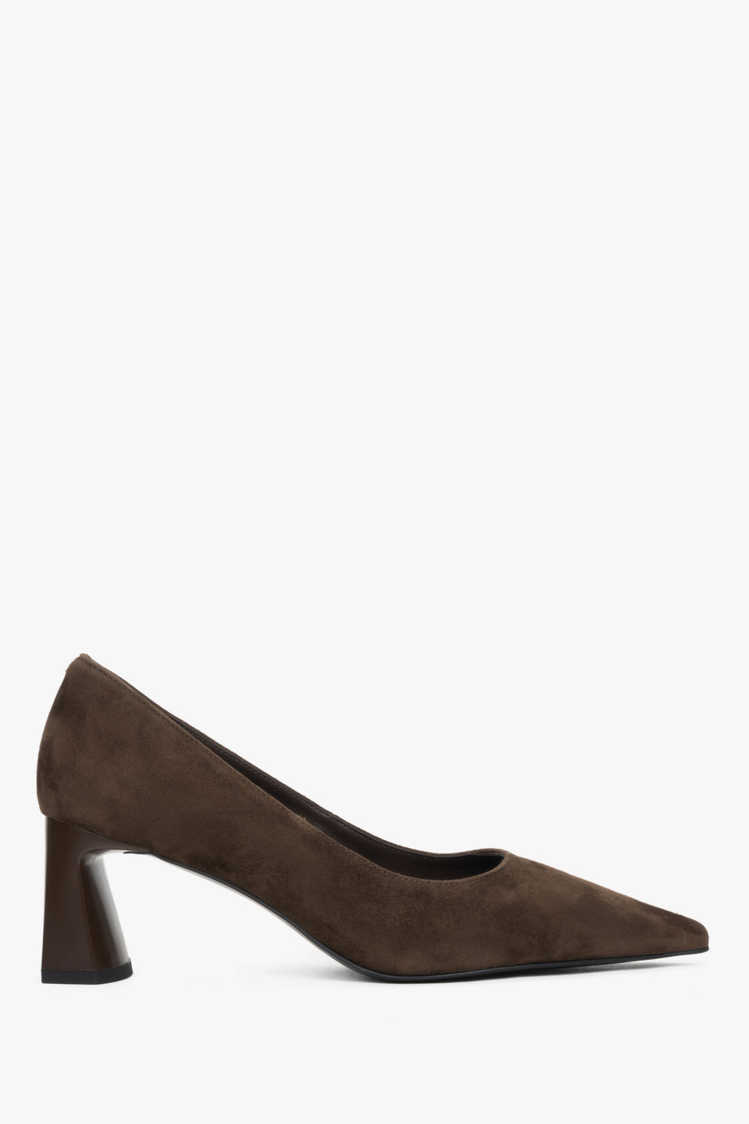 Women’s dark brown shoes on a stable block heel made of natural velour with a pointed toe, Estro.