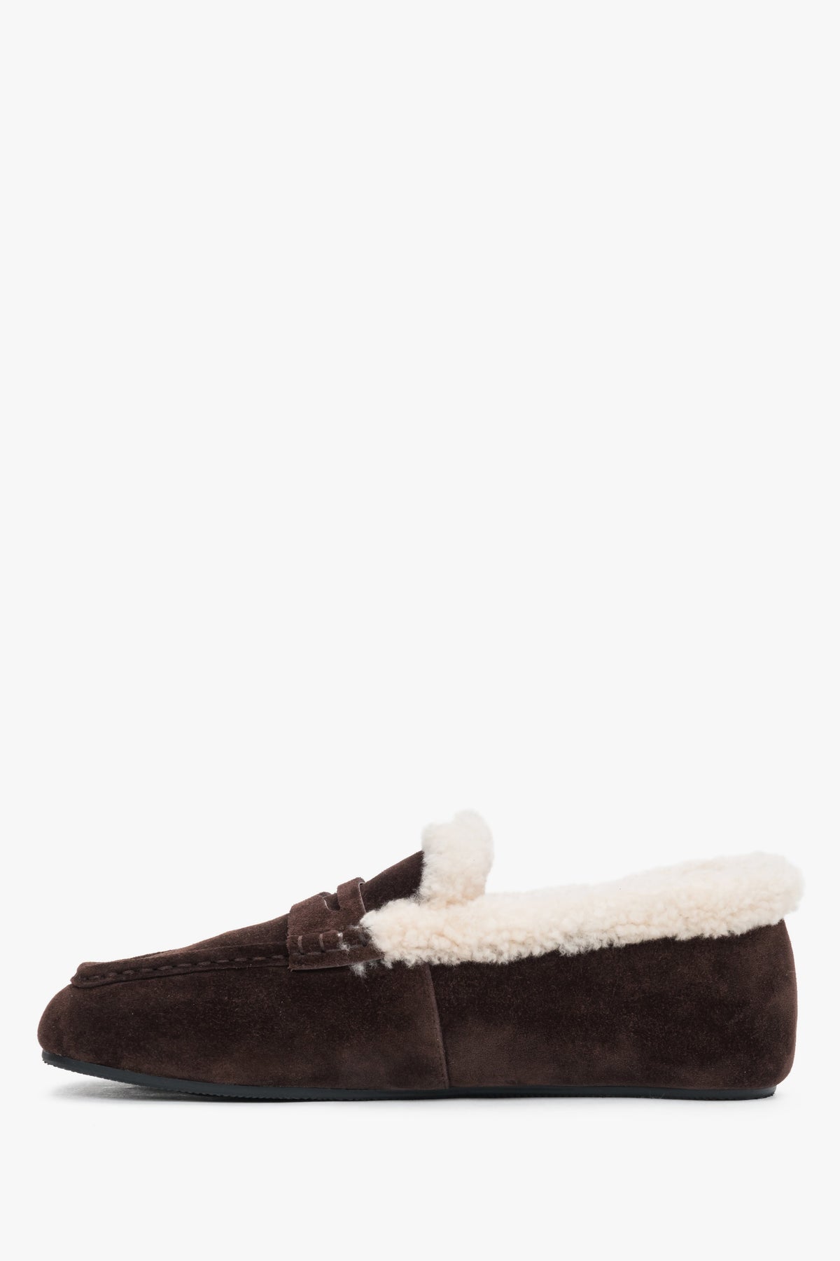 Dark brown women's velour loafers Estro, winter model with fur lining - close-up of details.