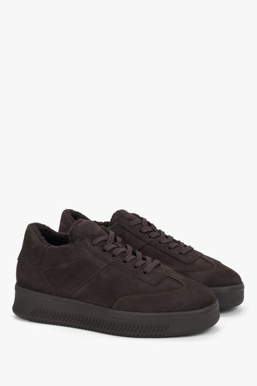 Women's dark brown velour sneakers with a faux fur lining for winter by Estro.