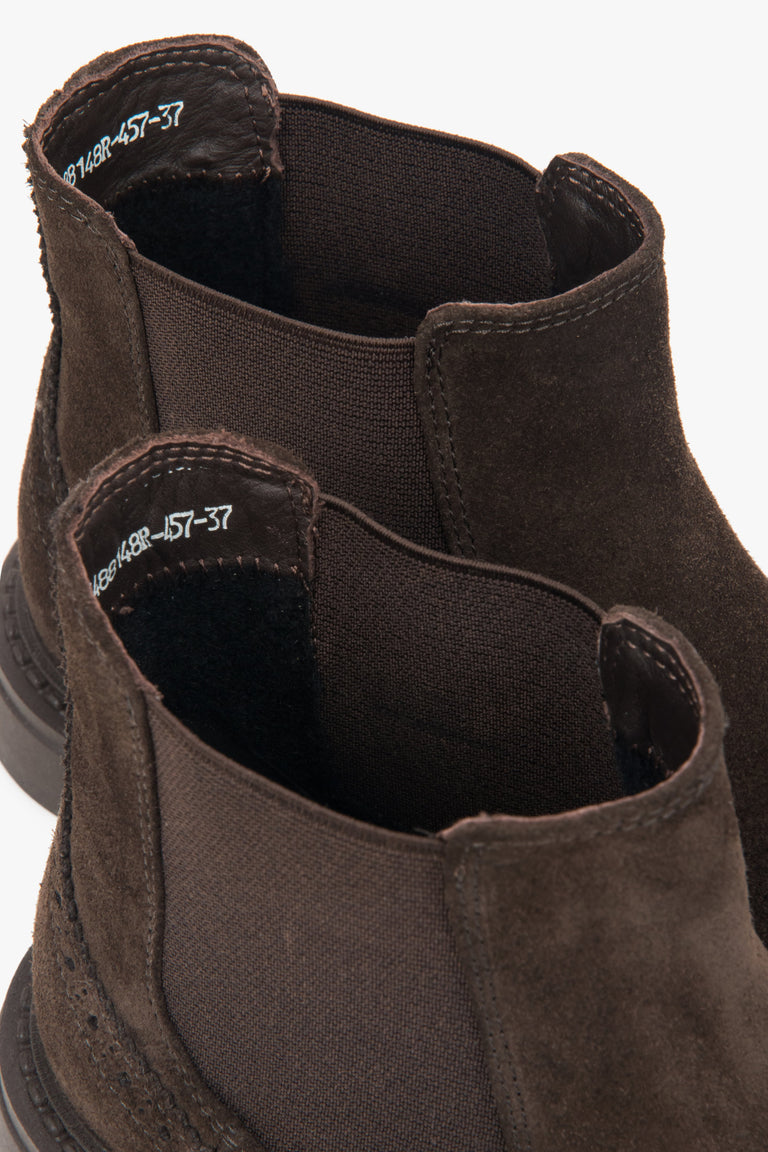 Styling with dark brown velour Chelsea boots, whose decorative perforation pairs perfectly with a wool coat.