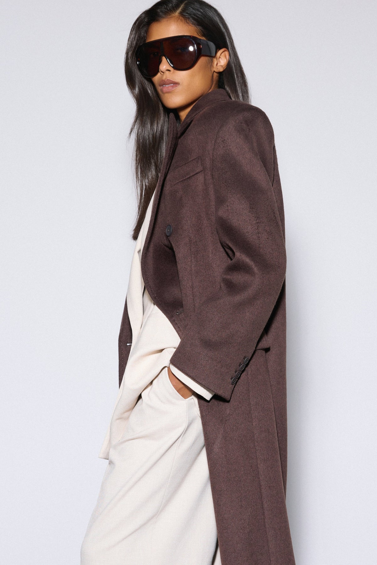 Estro - women's dark brown wool and cashmere coat with broad shoulders.