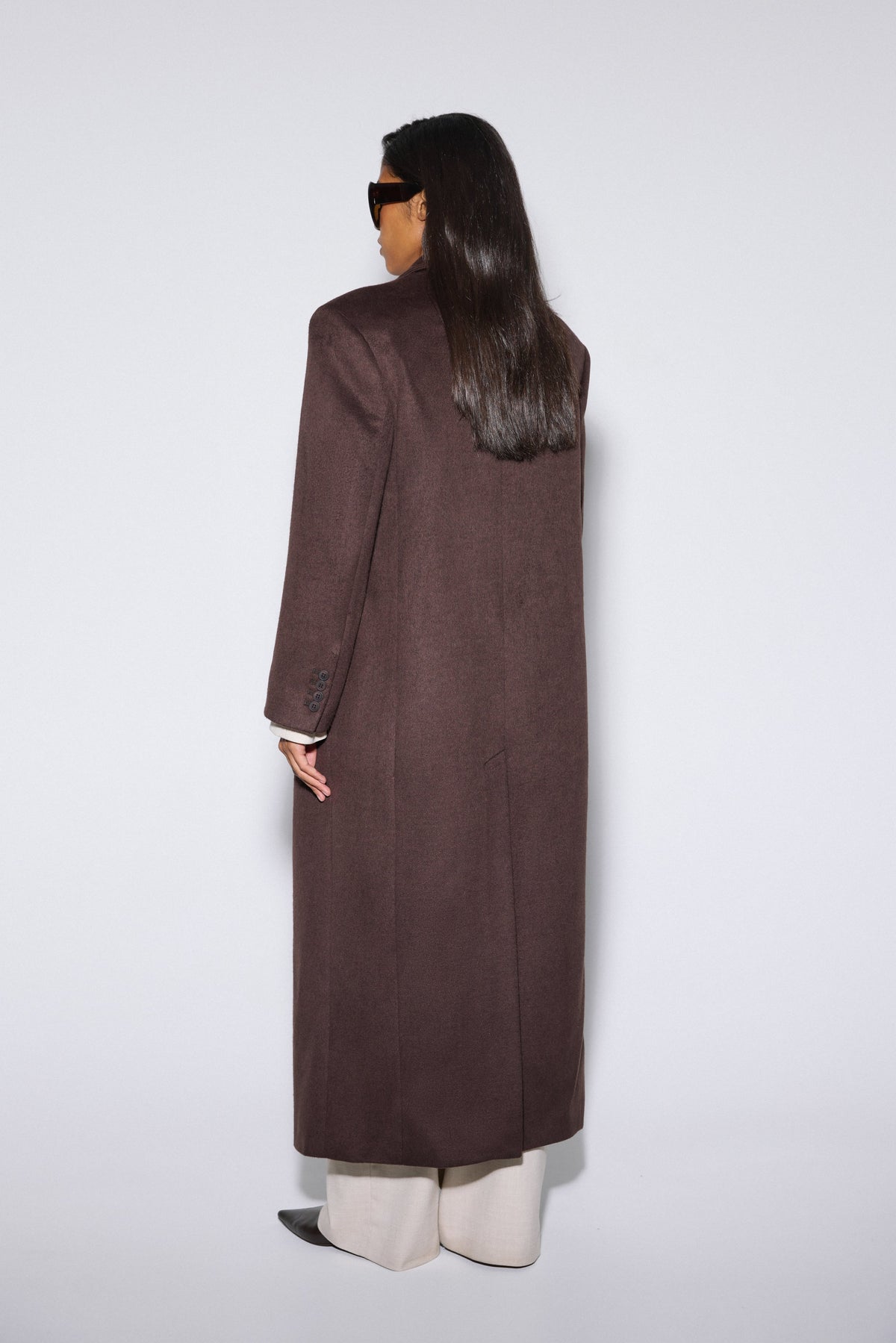 Women's dark brown wool and cashmere coat Estro - back view highlighting the sleek fit and length.