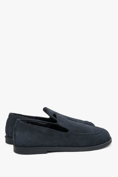 Dynamic view presenting the natural foot shape and flexible barefoot design.