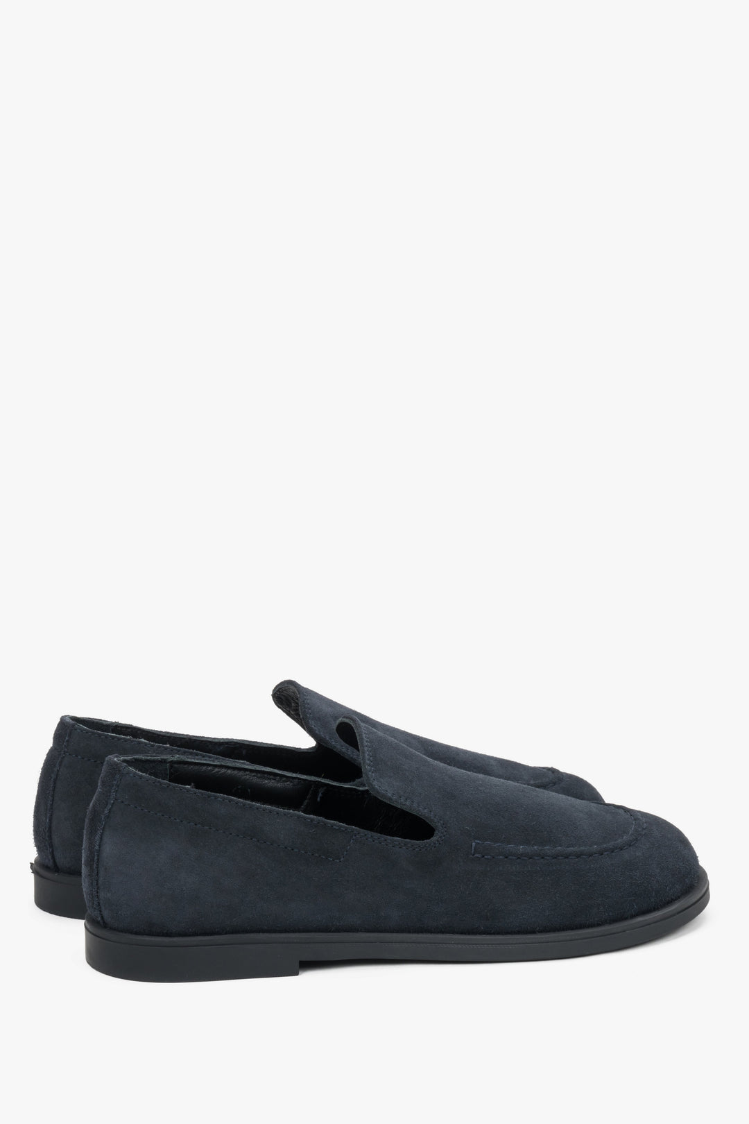 Dynamic view presenting the natural foot shape and flexible barefoot design.