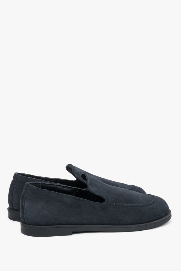 Dynamic view presenting the natural foot shape and flexible barefoot design.